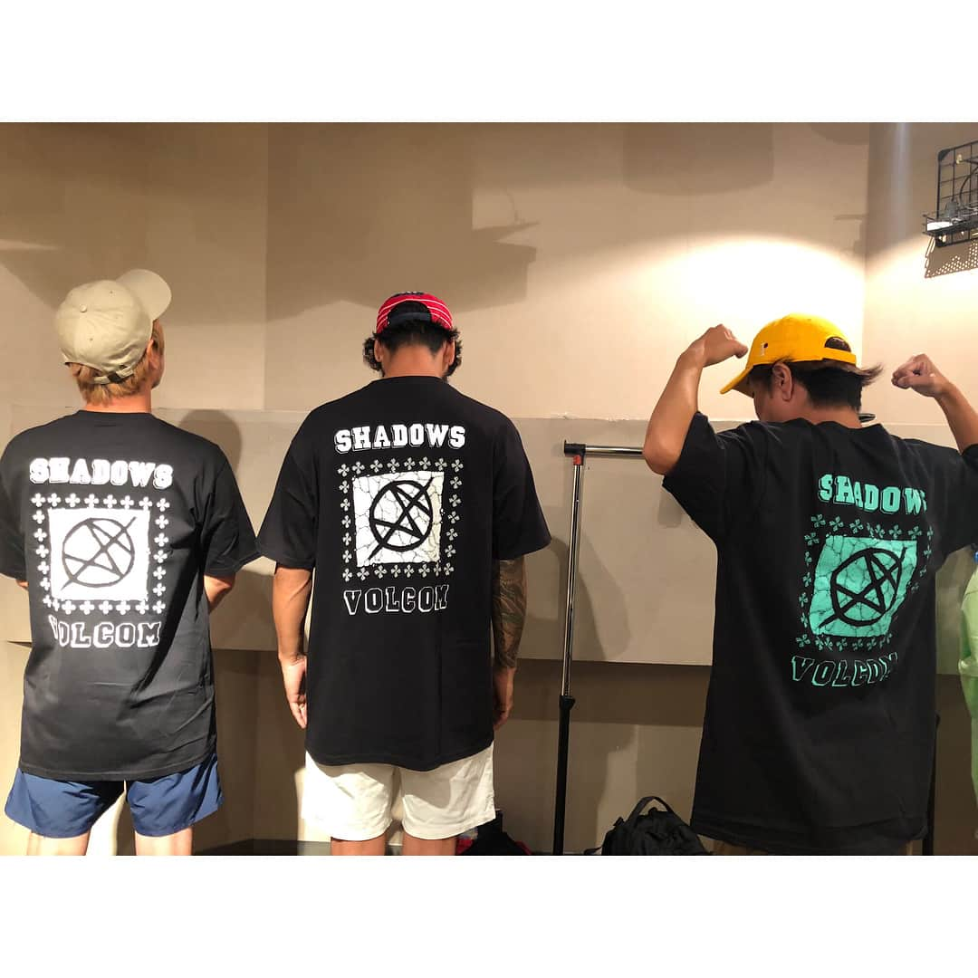 VolcomJapanさんのインスタグラム写真 - (VolcomJapanInstagram)「💥Collaboration💥 VOLCOMがサポートするバンドとのコラボTシャツを、 2日後に迫ったVOLCOM Entertainment LIVE大阪会場から販売開始します🤘🏼 @shadows_japan Design by @endflyer  @crystallake777 Design by @kohyamada ( @shelfsco ) ABOS Design by @toshikazu1  全てのデザイン、3者の世界観が見事に表現されたアートになっています💥 大阪・東京の会場で是非ゲットしてください！！ ¥3,000(Tax in) P-code 122-321 Live Photo: @taka_tallman ———————————————————————— 9/2(SUN)@大阪・味園ユニバース SHADOWS Crystal Lake Los Viejos(from Mexico) @los_viejos  朝から晩までオナニーズ(ABOS)  Mighty Crown @mightycrown  Waterweed @waterweed_jp  Open14:00 / Start15:00 Adv ¥2,800(Drink別) #Volcom #VolcomJapan #TrueToThis  #ボルコム」8月31日 14時36分 - volcomjapan