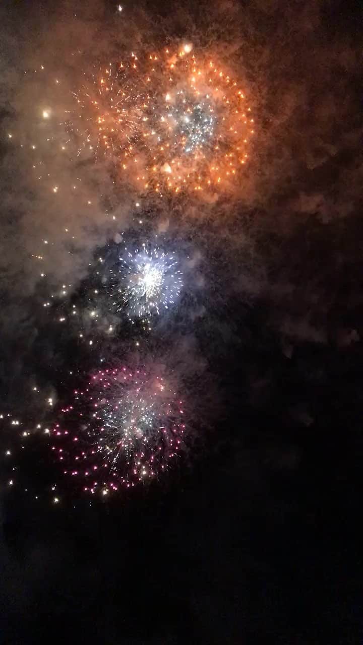 のインスタグラム：「花火芸術の最高峰🥇  花火って元々綺麗だけど こんな芸術的な花火見たの初めて！ 本当に感動👀✨ The fireworks were really pretty‼︎ Never had such an awesome experience before in my whole entire life‼️」