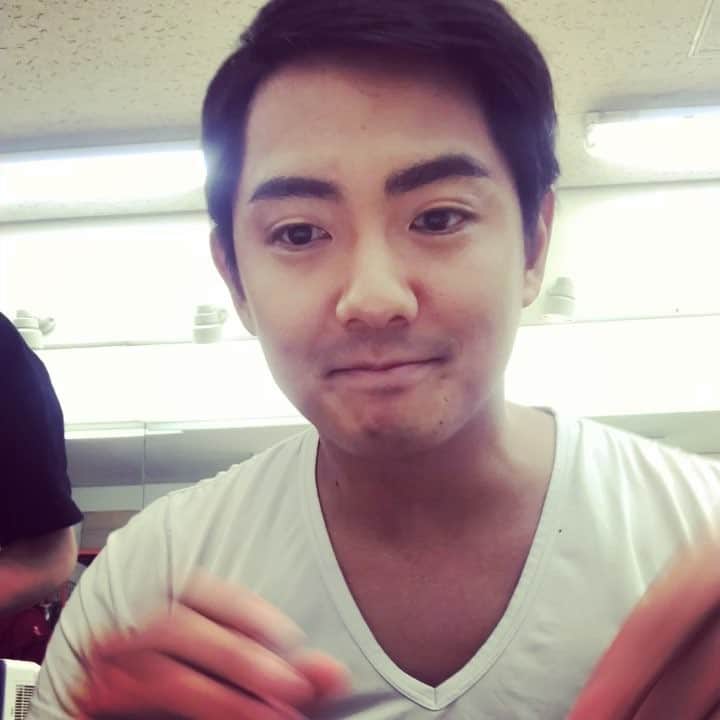 長田成哉のインスタグラム：「ちょんまげ装着には、かなり時間がかかっています。 何度つけてもらっても凄いなと思う。 結髪の方の匠の技。」
