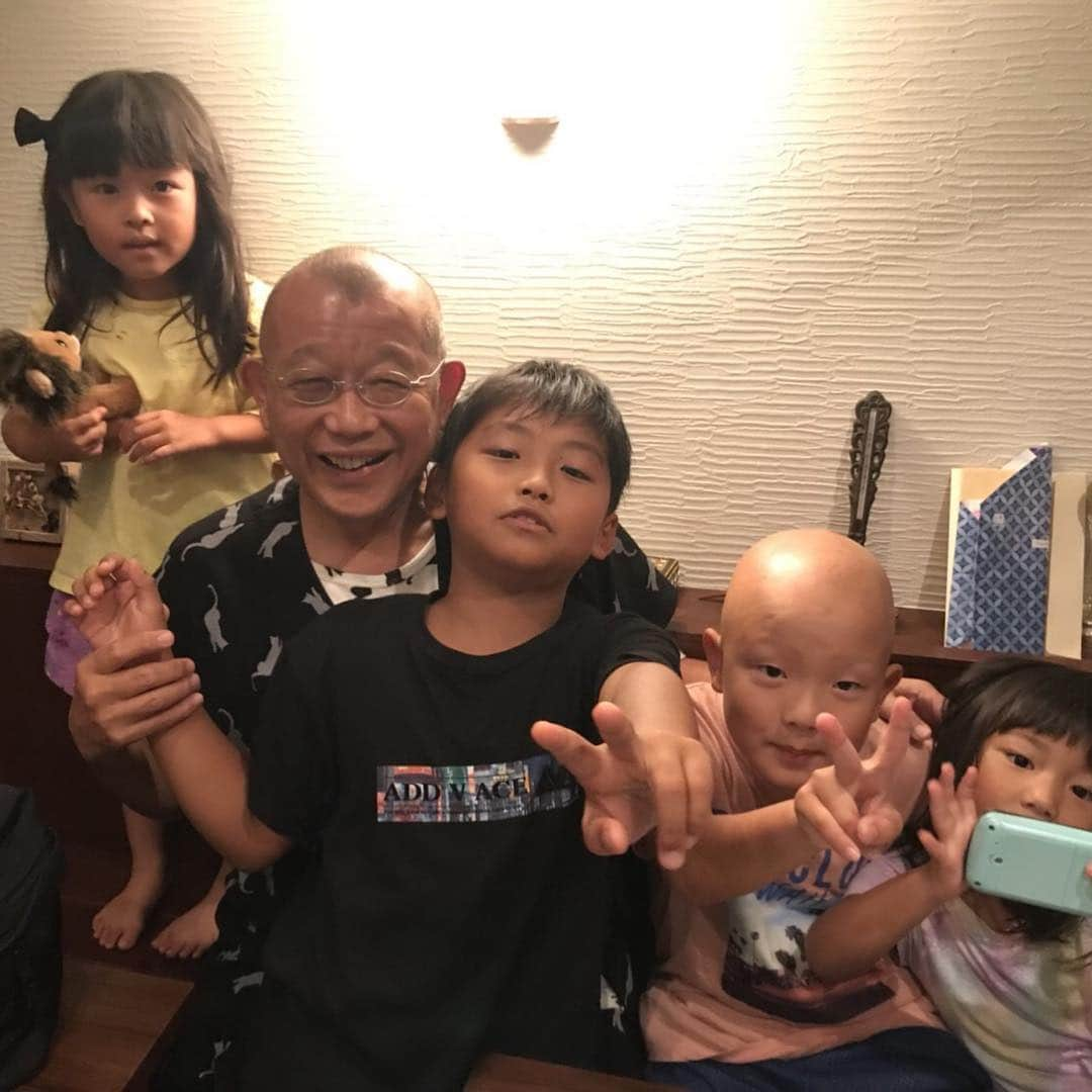 笑福亭鶴瓶さんのインスタグラム写真 - (笑福亭鶴瓶Instagram)「孫達4人、ハワイから東京、今度は目が光ってない。誕生日会にて🎉」8月31日 14時53分 - shofukuteitsurube