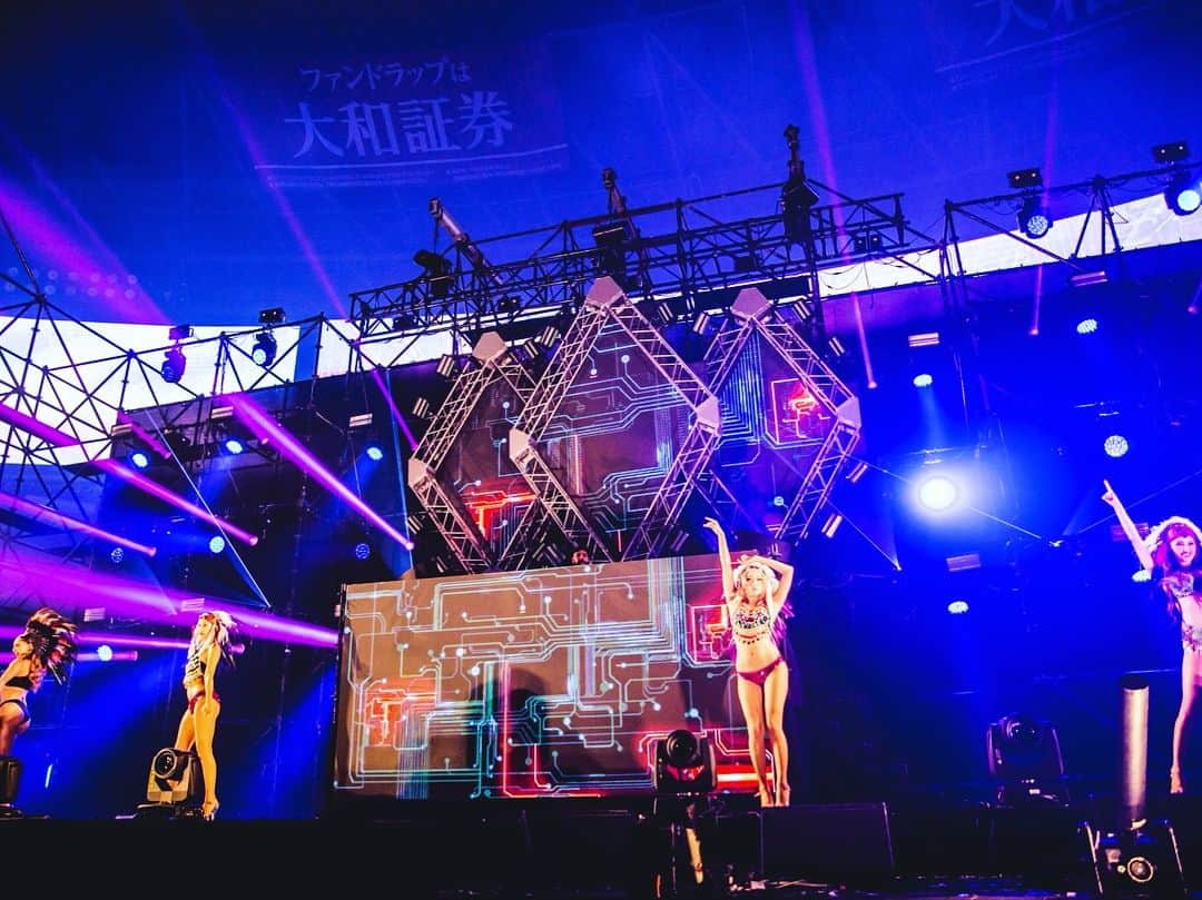 カナさんのインスタグラム写真 - (カナInstagram)「9/1.2 MUSIC CIRCUS🎪🎶⭐️ @music_circus 大阪 ． cjdは２日間ともメインステージに出るよ❣️ スライドしてタイムテーブルcheckしてね👉🏻💕 ． DAY2  15:00-15:20 Live stageでLiveも…😍🎤 ． 関西のみなさん、待ってます❕🤩 ． 写真は8/18のMUSIC CIRCUS 福岡のだよ📸🎆 ． #cyberjapan #cyberjapandancers #musiccircus #musiccircus2018 #大阪」8月31日 15時54分 - _kana627_