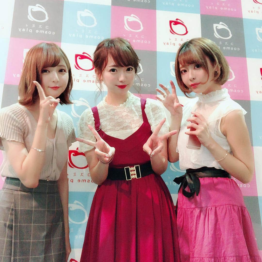 鎌田紘子さんのインスタグラム写真 - (鎌田紘子Instagram)「マジカルミライ展だったよ！ メイク&トークショー こひひ と こばしり ちゃんと！💄 今日事前に話してもないのに こひひと服装の感じ超似てて （白いレースのシャツ、ピンクのスカート、黒いベルト、靴も2人とも黒のサンダル）で合わせてきたみたいになって面白かった💑ペア〜〜ルック  #マジカルミライ2018 #マジカルミライ #コスミィ #童話コスメ #小日向結衣 #こばしりちゃん #コスメ #メイク道具 #初音ミク #双子コーデ #cosme #幕張メッセ #幕張メッセ国際展示場 #公開メイク #ペアルック #ピンクワンピース」8月31日 17時10分 - hirokokamata12