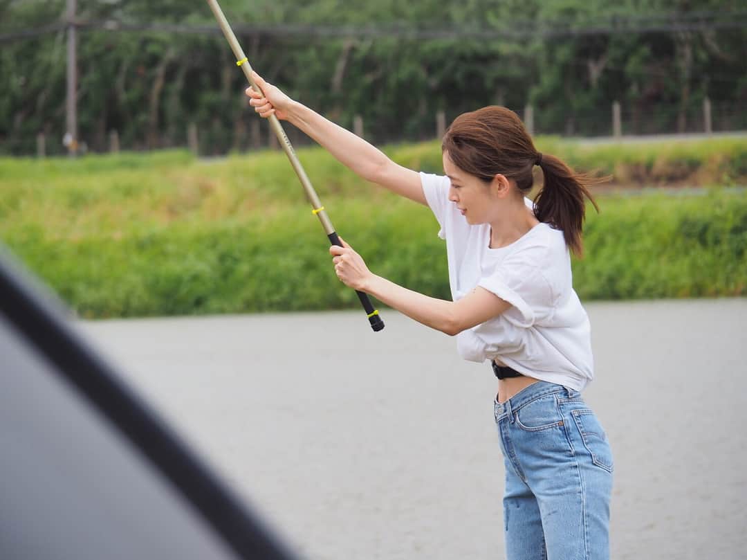 泉里香さんのインスタグラム写真 - (泉里香Instagram)「釣りー！🎣 難しい。下手さが出ちゃってる #有吉の夏休み#あした #お腹からマイクのベルト見えちゃってる」8月31日 17時53分 - rika_izumi_