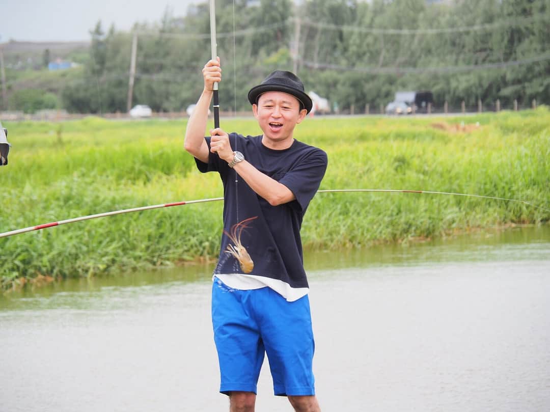 泉里香さんのインスタグラム写真 - (泉里香Instagram)「釣りー！🎣 難しい。下手さが出ちゃってる #有吉の夏休み#あした #お腹からマイクのベルト見えちゃってる」8月31日 17時53分 - rika_izumi_