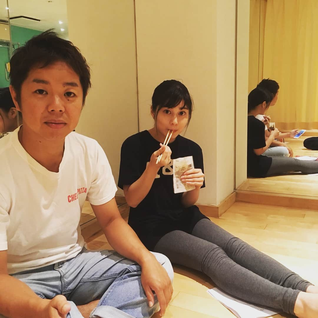 小林優介さんのインスタグラム写真 - (小林優介Instagram)「単独ライブ稽古真っ最中。ユニットコントに出ていただく大久保桜子ちゃん。休憩中オヤツを食べてるのかと思いきや…よく見たらメンマ食ってる！！どゆこと！？www隣見たらトドが打ち上げられてる！」8月31日 17時53分 - yashikobanny