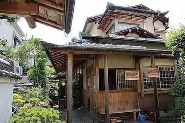 LIFULL HOME'S(ライフルホームズ)公式のインスタグラム：「趣があるおウチだね～っ！どこか懐かしくなるような気持ちがするっ 縁側やお庭もあって日本のおウチっていう感じだねっ！遊びにいってみたいな～っ ＜大阪府大阪市＞  https://www.homes.co.jp/kodate/b-1264900000426/  #ライフルホームズすごいおウチ #ライフルホームズ #LIFULLHOMES #ホームズ #ホームズくん #garden #暮らし #住宅 #Living #庭 #nice #instagood #間取り #floorplan #JAPAN #日本 #縁側 #デザイン #design #桧 #ひのき #ノスタルジック #趣 #大阪市 #大阪」