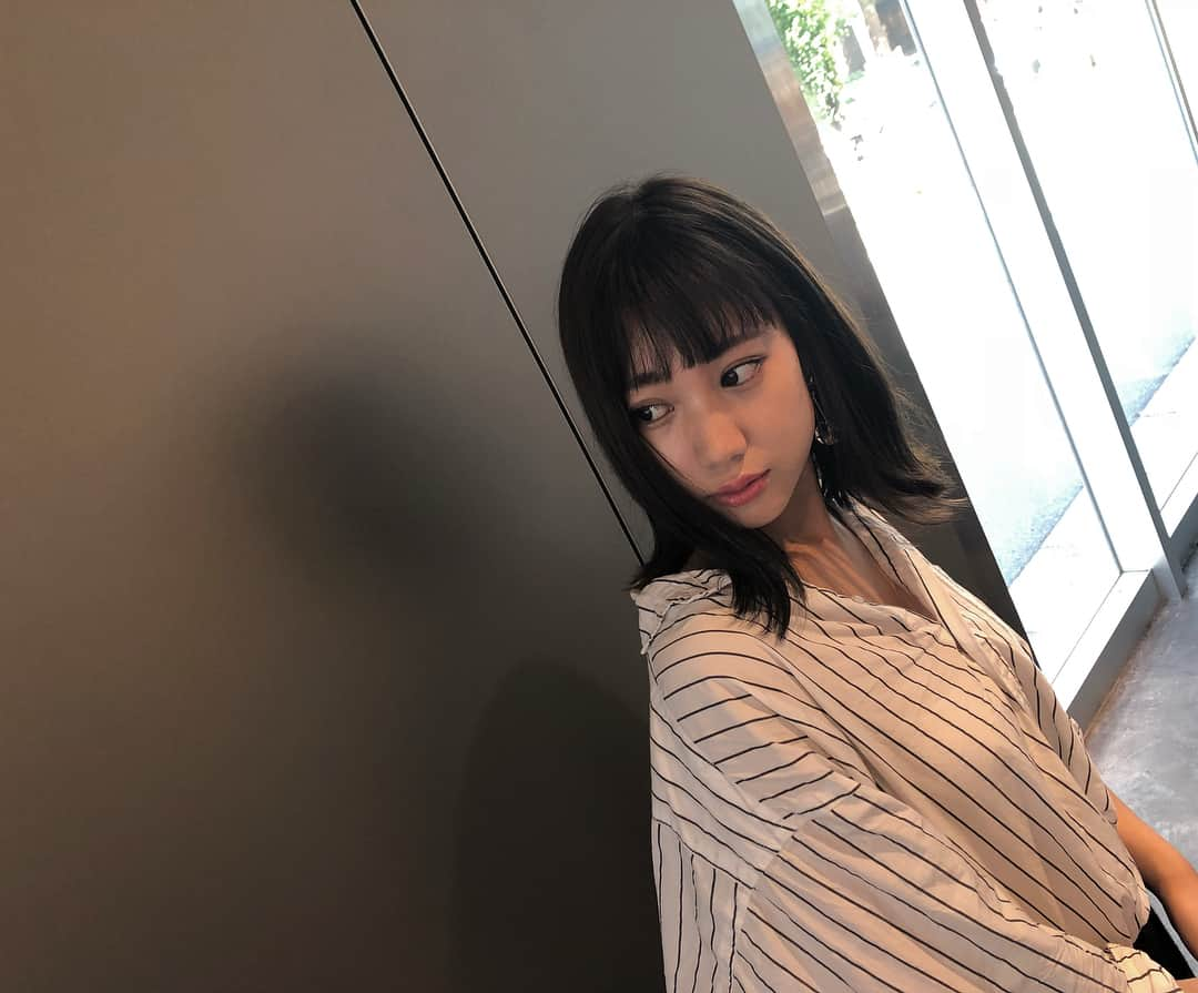 高野祐衣さんのインスタグラム写真 - (高野祐衣Instagram)「newhaircolor💇‍♀️ 明るめが気分だったけど  吉本坂46の制服が似合わなさすぎて 暗くしてみ ました☺︎（笑）  前髪短めの切りっぱなしボブだよ！ 綺麗なオリーブアッシュで トリートメントも最強で ツルツルになりました〜＼(^ω^)／ つるさんいつもありがとう♡  #haircolor #hairstyle #bob #bobhair #vreea」8月31日 18時29分 - yuipooon12_06