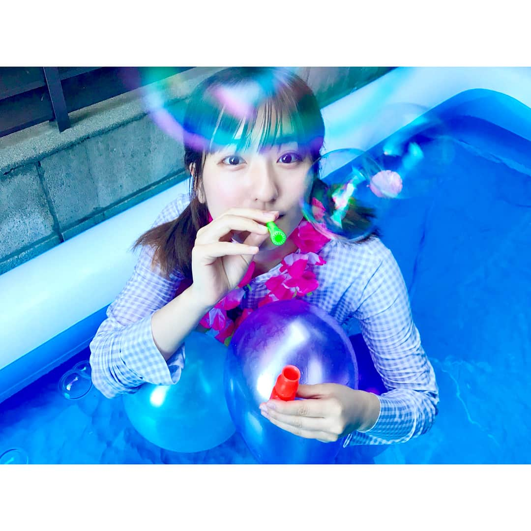 加藤一華さんのインスタグラム写真 - (加藤一華Instagram)「. 夏の終わりのプール👙 【第１弾】しゃぼん玉 . iPhoneでもここまで幻想的に撮れるよ😳✨ お気に入りの写真たち！！！🎨 . 写真家アカウントも更新してかないとなー！( @ichika_photos ) . #photobyme #instagood #instalike #pool #blue #instaphoto #instapic #iphone #portrait #water #summer #cool #color #colorful #japan #girl #金城成美 #いちなる #ボンボンTV #水着 #インスタ映え」8月31日 18時04分 - ichika_kato