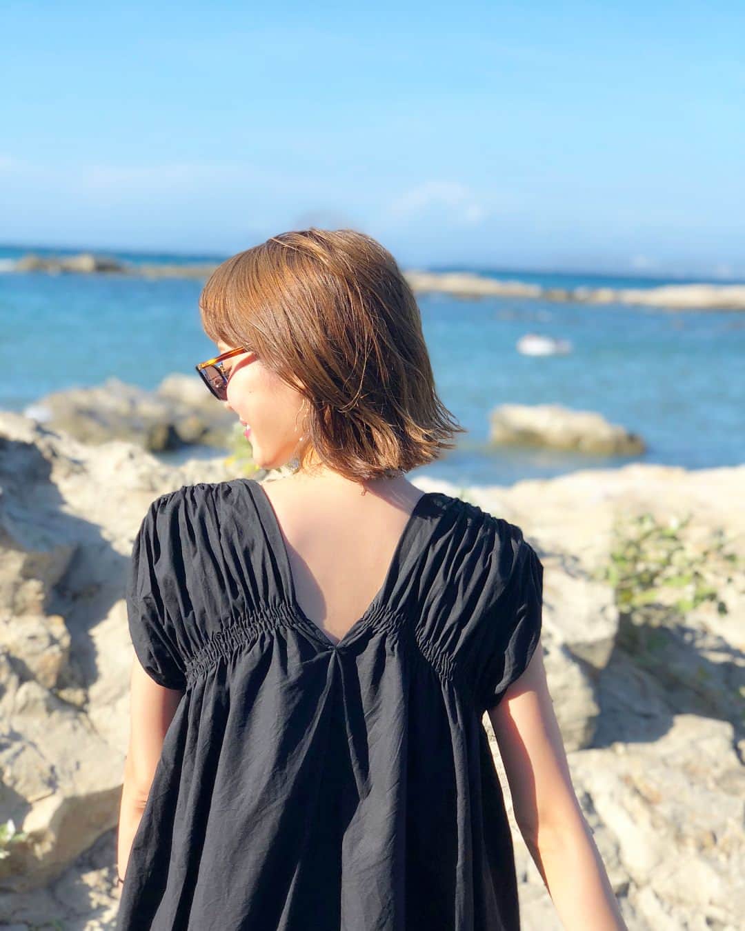 小林真由のインスタグラム：「⋆ ⋆ 髪を切りました。 まとまりやすい長さに カラーはいつもお任せのアッシュ系🥝 毎回ベストカラーになって嬉しいです。 @inamochinaoki ・ ・ そしてフットはカラフルネイル🧡💛 色が選べなくて4色を ランダムに入れてもらったよ〜😊🍉 @acote_aoyama  #ヘアカット #ヘアカラー #美容院 #ネイル #ネイルサロン #フットネイル #夏ネイル  #lonnes #omotesando #acote #aoyama」