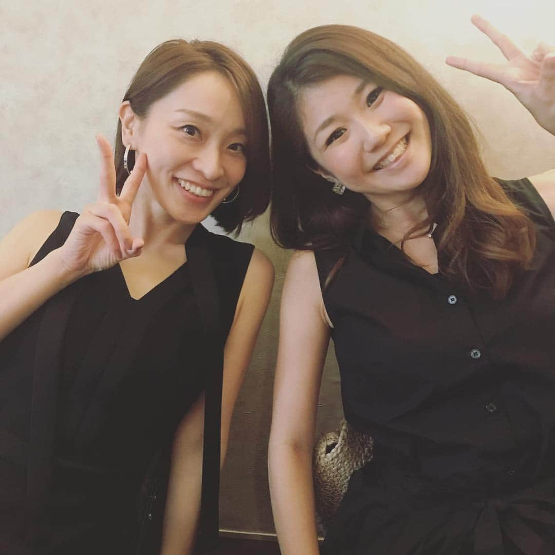 舞花くるみのインスタグラム：「. . 久々の宝塚へ。 同期とランチ❤️ 家族のように大切な大切な同期。 久しぶりのはずなのに、全然変わらなくて、ずっと一緒にいたような感じ。 沢山話せてパワーチャージできました✨ . . #久々の再会 #藤咲えり #宝塚 #宙組 #91期 #同期 #揃えたかのように #黒コーデ #ドレスコード #ブラック #偶然です」