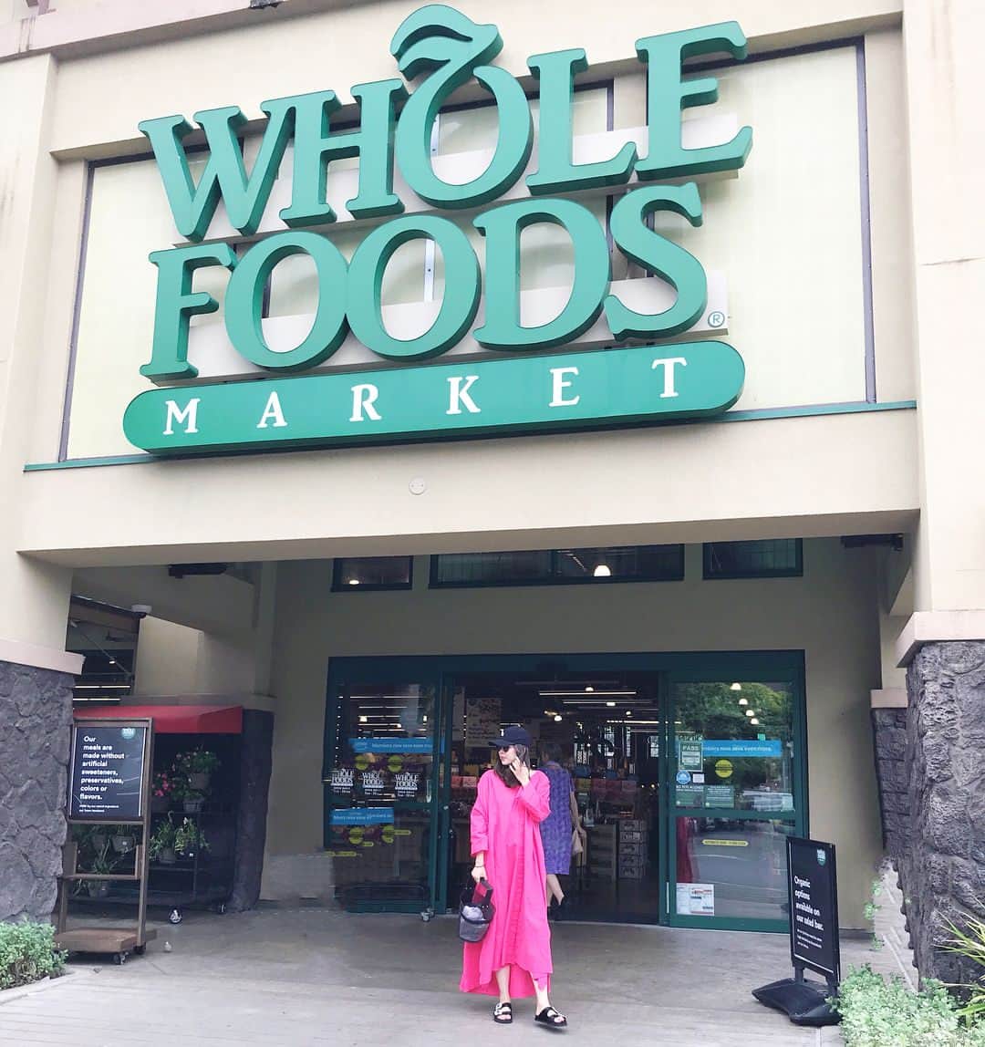 辻莉紗子のインスタグラム：「Wholefoodsへ..🍍とても楽ちんなピンクのワンピース💗💗💗タグ付けは2枚目の写真に..👗#hawaii #summervacaion2018 #fashion #outfit #instalook」