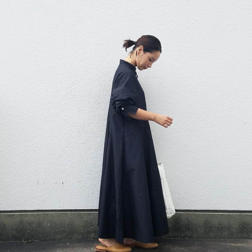CHIHARUさんのインスタグラム写真 - (CHIHARUInstagram)「私ではこの服の素敵さをお伝えしようにも伝えきれませんが…  とにかくツボでした😍 特にサイドのシルエットがたまりません。やっぱり最近ゆったりシルエットが好き😂 👚#foufou_ha_fukuyasan 👞#lavishgate 👜#CONVERSE」8月31日 20時40分 - 10090725c