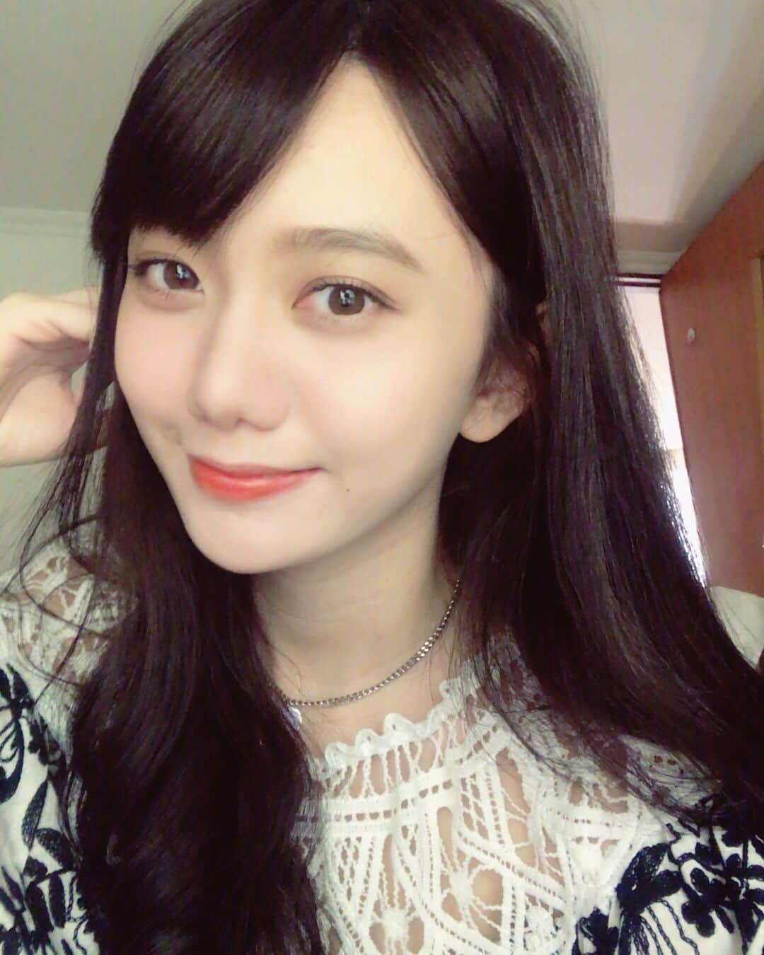 羅晴のインスタグラム：「💫#innisfree #我的訂製粉底  來試用明天新上市的粉底 除了基本的色號可以選擇外 還可以挑選自己想要保濕跟遮瑕度～  我選的是保濕3 遮瑕3 色號C13 搭配無暇粉底刷使用  是喜歡的透亮光澤妝感  從明天開始到9/9 只要拿任一品牌的粉底液空瓶去innisfree門市，粉底液就可以打8折～  #innisfree #innisfreetaiwan #foundation #makeup #makeupkorea」