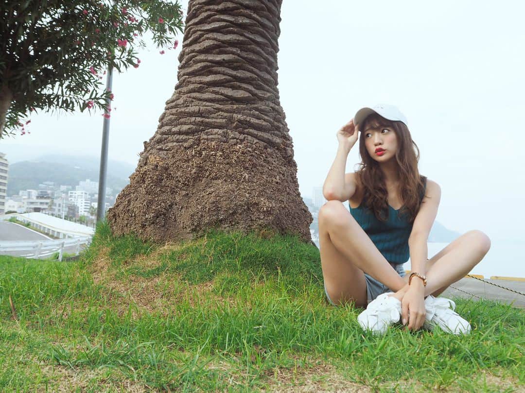 志田友美（ゆうみん）のインスタグラム：「毎年恒例になりつつある熱海へ〜❤️❤️1日目は散歩して海鮮丼食べたりスナック行ったり😏最高です。#travel #sightseeing #atami #shizuoka #sea #summer #summerstyle #instagood #japanesegirl #instadaily」