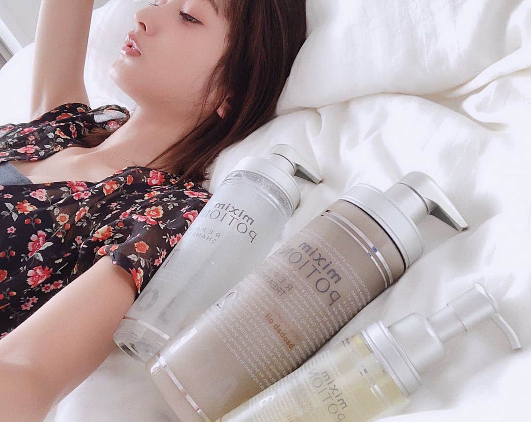 安井レイのインスタグラム：「最近のヘアケアはmixim POTIONを使ってます！ 90%以上が美容液成分＋補修成分で、 アイテム毎に異なるオーガニック原液らしいです♡  仕上がりはパサつきがなくなってツヤがでていい感じ♡香りも好み☺️ 夏はよりダメージうけやすいから、ミクシムポーションに助けられてます☺️♥️ #ミクシムポーション  #miximpotion  #調合ヘアケア  #補修オーガニック美容  #全身用オイル  #美容オイル  #ダメージケア @mixim_potion」