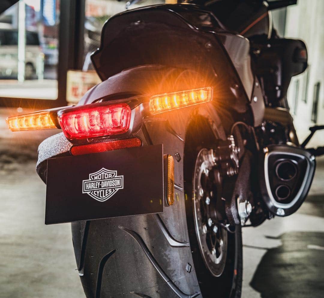 Harley-Davidson Japanさんのインスタグラム写真 - (Harley-Davidson JapanInstagram)「始動。#ハーレー #harley #ハーレーダビッドソン #harleydavidson #バイク #bike #オートバイ #motorcycle #FXDR114 #fxdrs #ソフテイル #softail #ミルウォーキーエイト #milwaukeeeight #パフォーマンス #performance #興奮 #excitement #テールランプ #taillamp #新製品 #newmodel #2019 #自由 #freedom」8月31日 23時39分 - harleydavidsonjapan