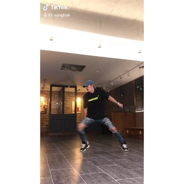 ソンハクのインスタグラム：「호식이 뽜이야🔥 #IDOLChallenge#TikTok#URSOO」