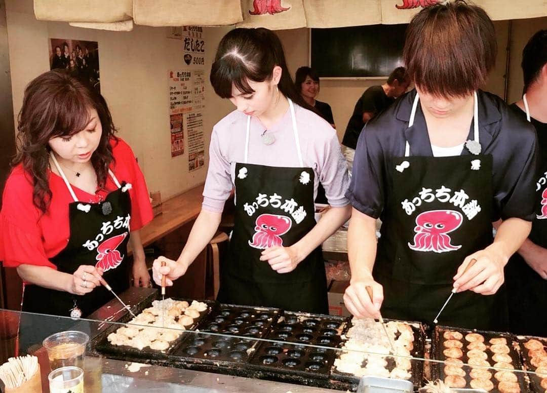 のインスタグラム：「たこ焼き、美味しかった... 詳しくは、、 9月1日（土）あさパラで！ #中条あやみ さん #佐野勇人  さん #ハイヒールモモコ  さん  #大阪満喫ツアー  #たこ焼き焼くのも上手  #たこ焼きにキャベツ入れる派  #あとコーンも  #3d彼女リアルガール  #あさパラ」