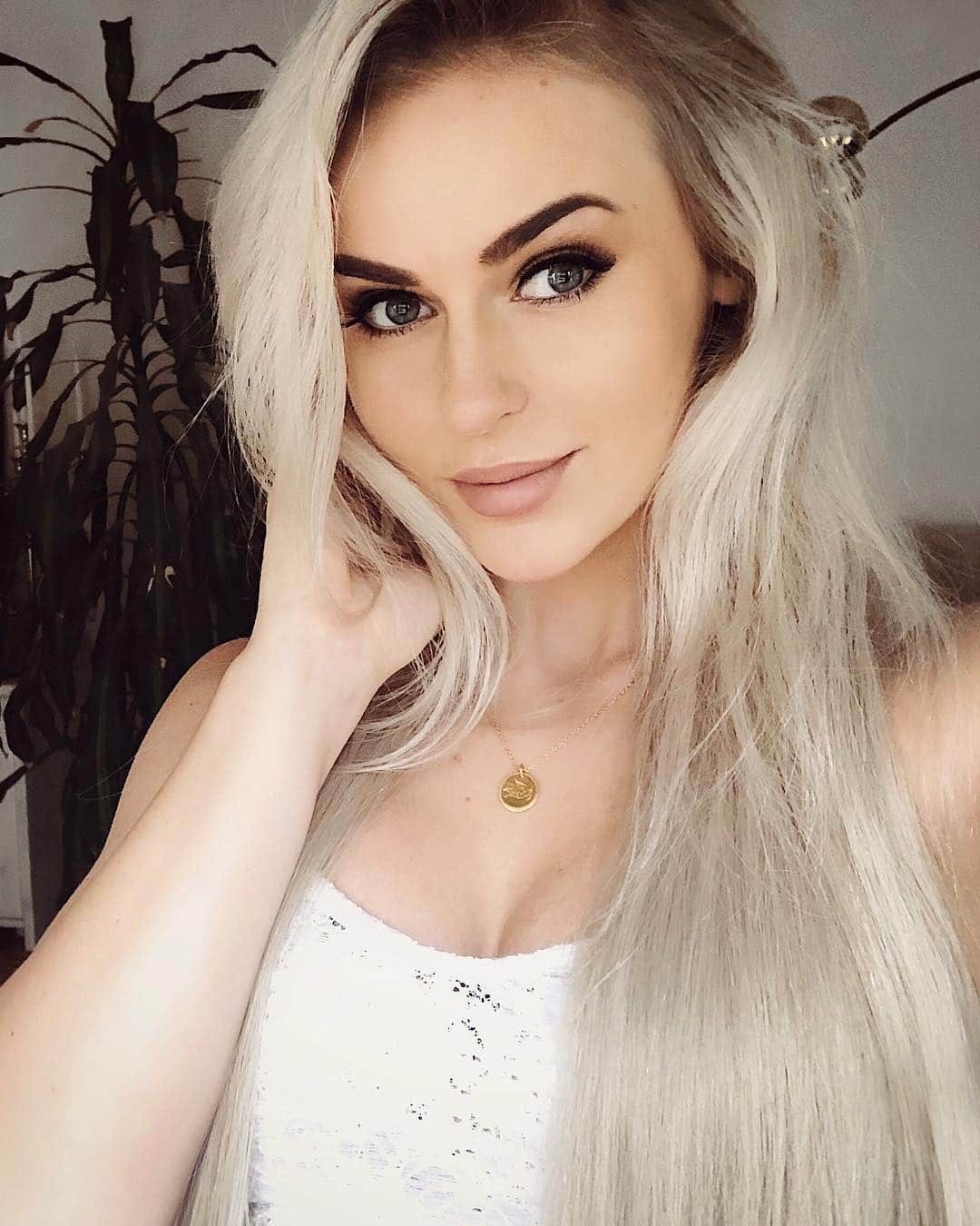 Anna Nyströmのインスタグラム：「💭 I always try to see the good in every person I meet. I try not to judge, instead I always try to understand. In a situation I try to see things from a bigger perspective and find solutions rather than fight. I think before I talk and always try to be fair in everything I do.  I’ve always been told “Anna, you’re being too nice” because I’ve sometimes been kind to people who have might not deserved it and give a little more than what I expect back. But you know what? I will always listen to my heart and my gut feeling, otherwise I wouldn’t stay true to who I am. If it feels right I will rather give people a fair chance until they proved me wrong. Sometimes I’ve been hurt and sometimes I’ve been the happiest I’ve ever been. That’s life and I don’t regret anything I’ve done so far.  I think it tells a lot about us how we choose to deal with things and also the way we choose to look at things. I don’t believe anyone can be too kind as long as we are being fair to ourself and know our own worth.  Always go for what you’re heart is telling you, as long as you take your mind with you. 💕」