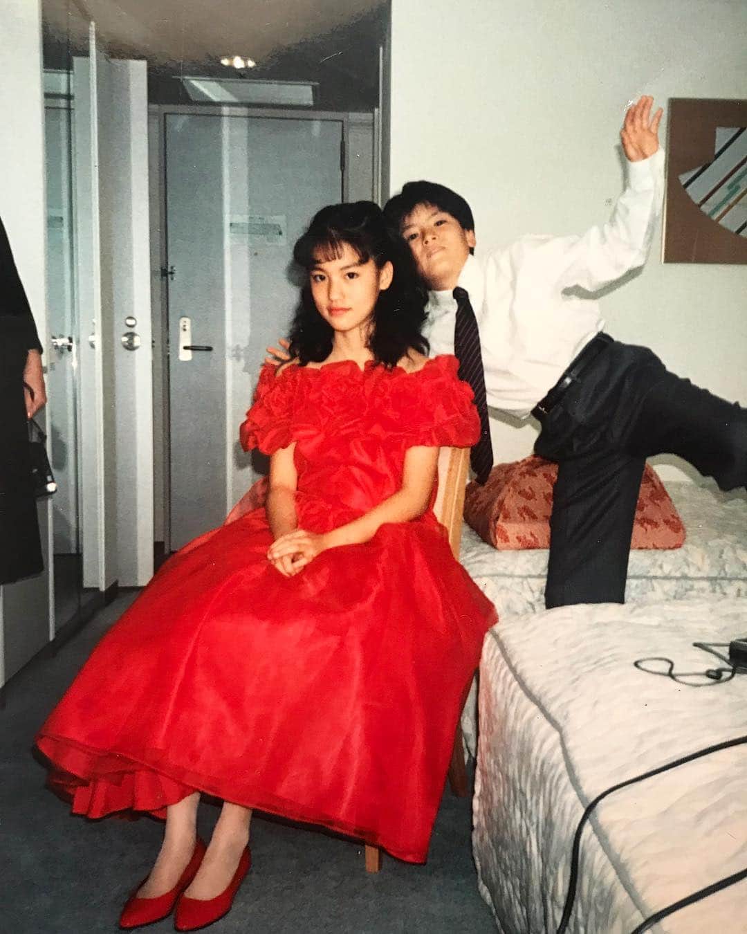桃生亜希子さんのインスタグラム写真 - (桃生亜希子Instagram)「13才。 叔母の結婚式。 弟と。😂💃💃 #懐p #80s #寝れない #昭和 #赤いドレスで気分はアイドル #お母さんお父さんありがとう」9月1日 2時23分 - pinokosugar