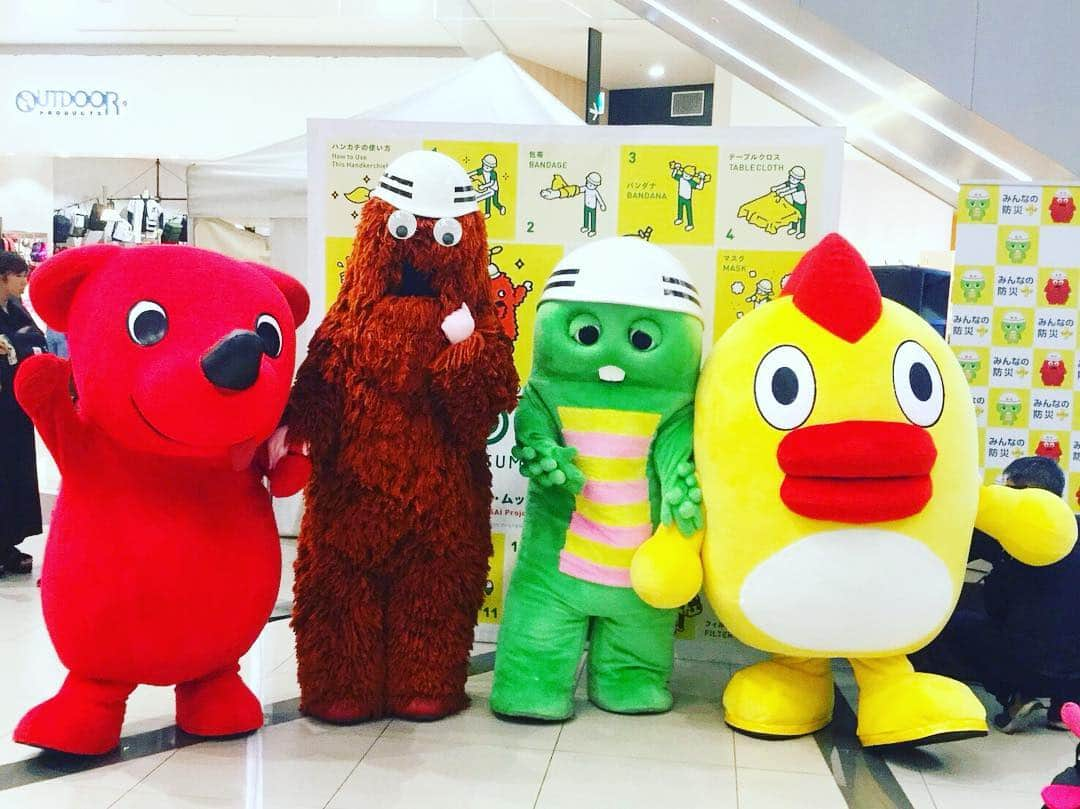 ガチャピンさんのインスタグラム写真 - (ガチャピンInstagram)「夢の記念撮影！  いざというときに そなえましょうー。  #そらジロー #チーバくん #防災の日 #ソナエ #ガチャピン #ムック #gachapin #mukku #गचपिन #मूक #ガチャムク #YouTuber #ユーチューバー」9月1日 13時15分 - gachapin_official