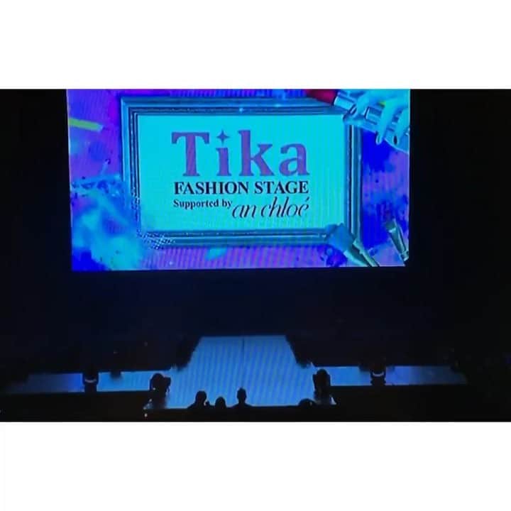 のインスタグラム：「ランウェイの頂いた動画💎💍 . 来れなかった人の為にしつこいくらい全部載せておきますね😋🍬🍬🍬 . 関西コレクションに来てくれた方もLINE LIVEで応援してくれた方もありがとうございました。 本当に本当にみんなのおかげで素敵なステージになりました！😢🙏💎 関コレに出て素敵な景色を皆が見せてくれて本当に感動しました！！！ 多くの方にステージを褒めて頂きましたが、本当に本当にみんなのおかげです🙏🙏❤︎ . そして、いずれは自分のブランドであの場所に立ちたい！あそこからもう一度皆を見たい！っていう次の目標も出来ました💪🏽💙 壁は高いかもしれないけどこれからもキララビッツと共に頑張っていきたいな..🐇🐾💓 . 本当にありがとうございました！！ だいすきらら❣️❣️❣️🐷💋💋💋」