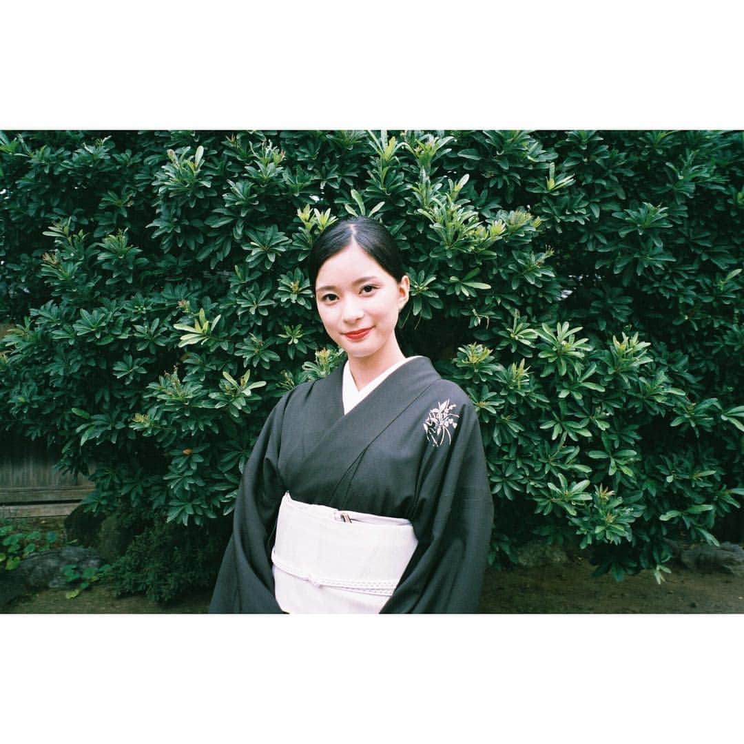 芳根京子さんのインスタグラム写真 - (芳根京子Instagram)「このお着物を選ぶ際、 石原さんも意見をくださったと聞きました。  ななに着てもらいたいお着物を選んだけど、いいね！と。 黒いお着物に赤いリップいいね！と。  嬉しかったです☺︎ ありがとうございました！  #film #高嶺の花」9月1日 13時49分 - yoshinekyoko