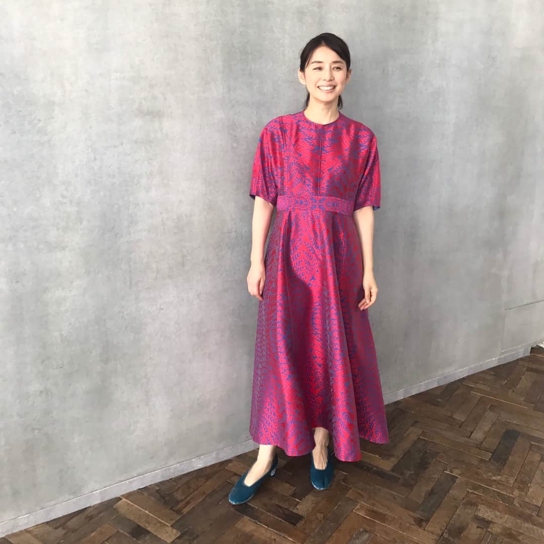 石田ゆり子さんのインスタグラム写真 - (石田ゆり子Instagram)「暦の上では今日から秋。 心も新たに 風通し良く。 Domaniの撮影で着た、 美しいドレスの全身は こんな感じです。 色のパワーを感じました。 美しいフューシャピンクは 見ているだけで心が踊ります👏🏻」9月1日 11時26分 - yuriyuri1003