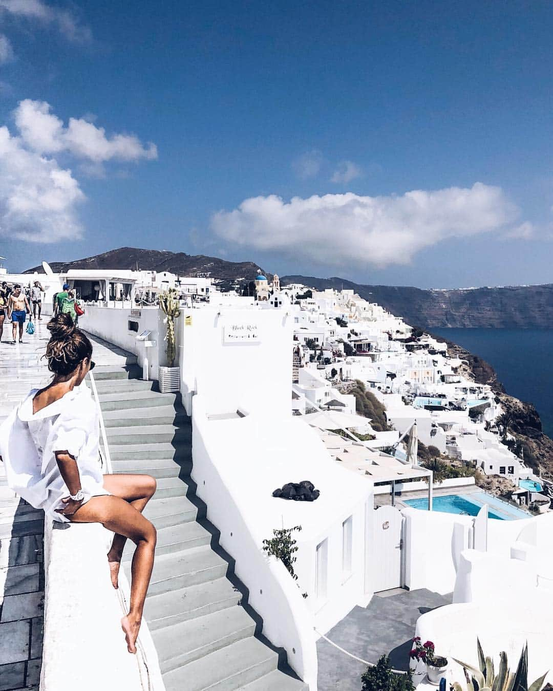 福井仁美さんのインスタグラム写真 - (福井仁美Instagram)「Weekend like this🐒 ・ #santorini #greece #katikies #サントリーニ #outfit #summervacation #vacay」9月1日 11時30分 - hitton28