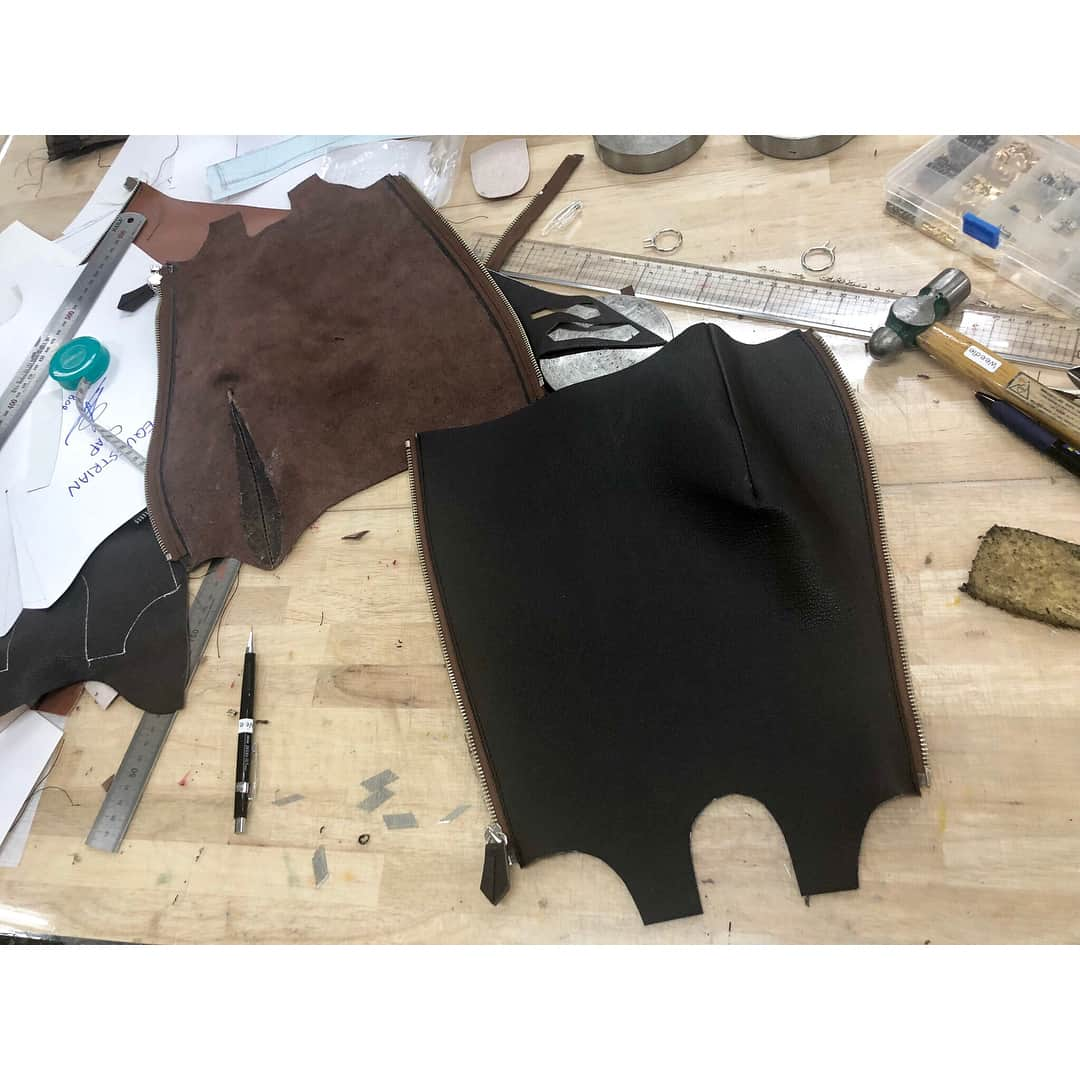 キム・ジェギョン さんのインスタグラム写真 - (キム・ジェギョン Instagram)「취미의 콜라보레이션🐴&✂️ #가죽공예 로 #승마 챕 만들기:-) . #alchemistJK」9月1日 11時40分 - _kimjaekyung_