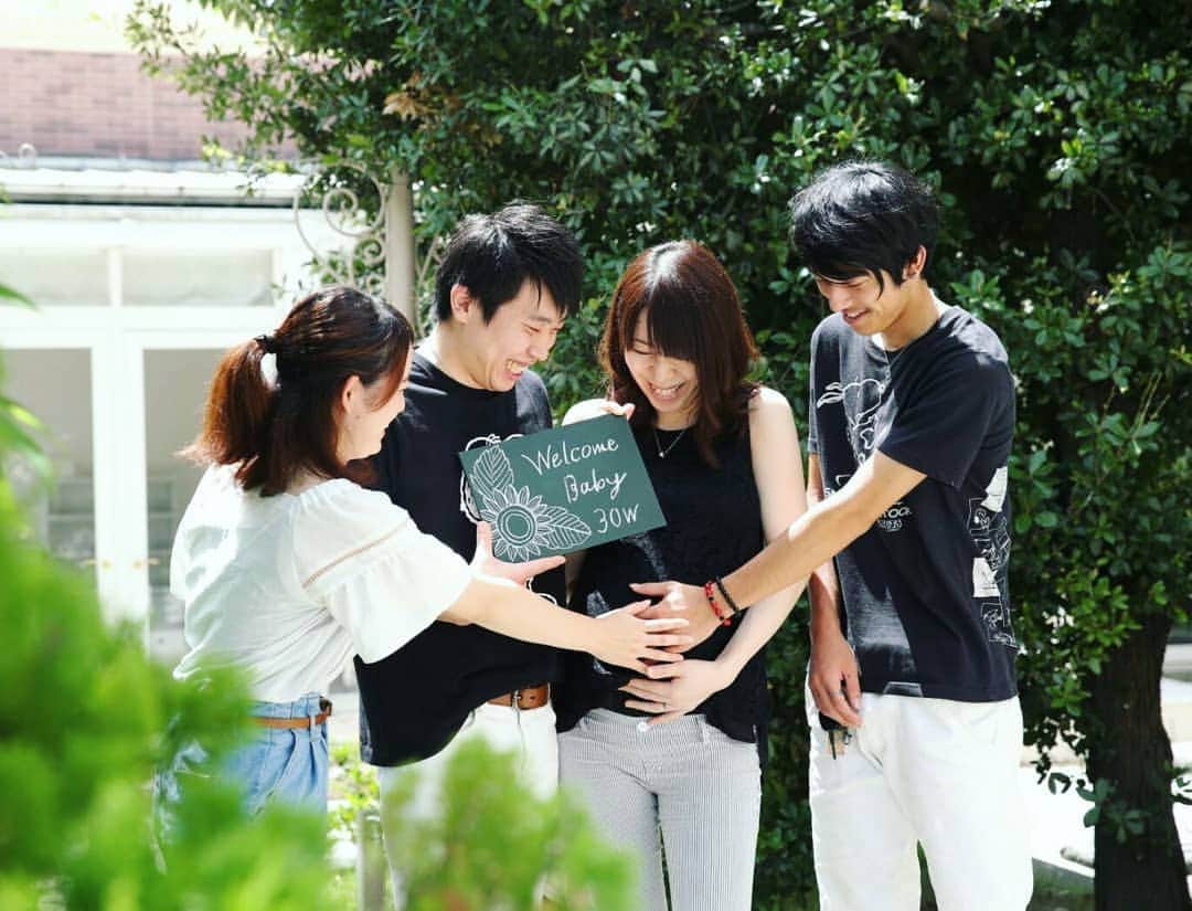 迎賓館ヴィクトリア/イベント.フォト-富山高岡金沢小松福井のインスタグラム：「今回のマタニティフォトは 仲良し兄妹からのプレゼントでした✨🎁✨ * * 私服でロケーション撮影のあと、安産祈願もこめてマタニティペイントも👶 * * * お腹に居るときから叔父叔母にも愛されてる赤ちゃん😘 元気に産まれてくる日を私たちも心待にしてます！ * * * #マタニティペイント #マタニティフォト #マタニティライフ #30w #赤ちゃん  #迎賓館ヴィクトリア#迎賓館ヴィクトリア高岡#メモリアル#おかえりなさい#はじまりの場所#いつでも帰ってこられる場所#家族愛#高岡市#富山市#射水市#氷見市 #福井市#金沢市#小松市」