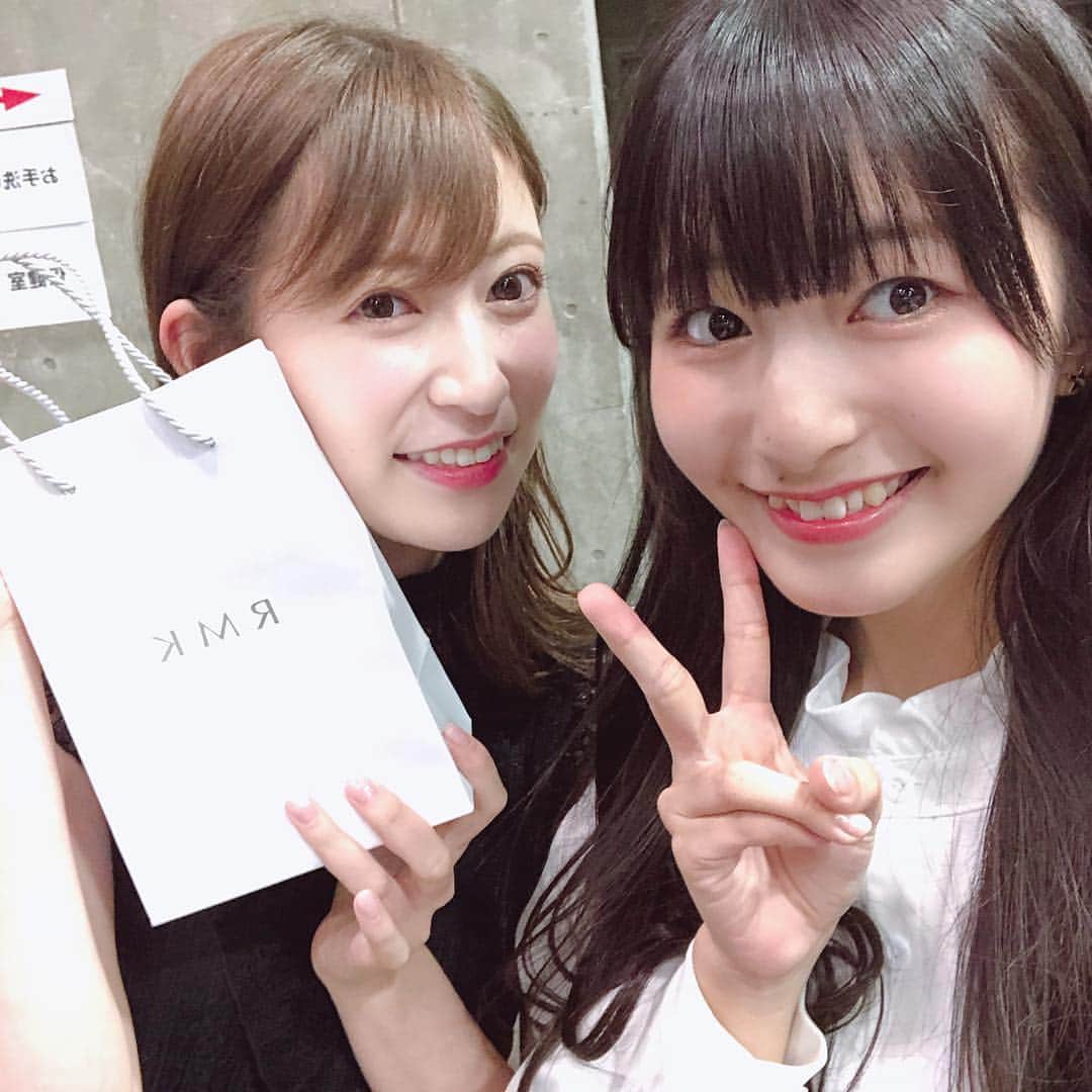 高橋真生のインスタグラム：「アカリンさんにお誕生日プレゼント渡せました☺️ * だいぶ遅くなっちゃったけど😅 * 今日で会えるの最後だったと思うと寂しい😞 * 名前覚えてくださったりフォトブックにサイン書いてくださったり、生誕祭にお手紙書いてくださったり、もうほんとに優しくて可愛くて尊敬できる先輩です😭 * アカリンさんのことを話し出すと止まらないのでこの辺にしますが仲良くしてもらって本当に幸せでした😢😢😢 * 卒業してもずっと大好きです！！！ * * #吉田朱里 さん#アカリン さん#nmb48 さん#髙橋真生#まうまう#ngt48」