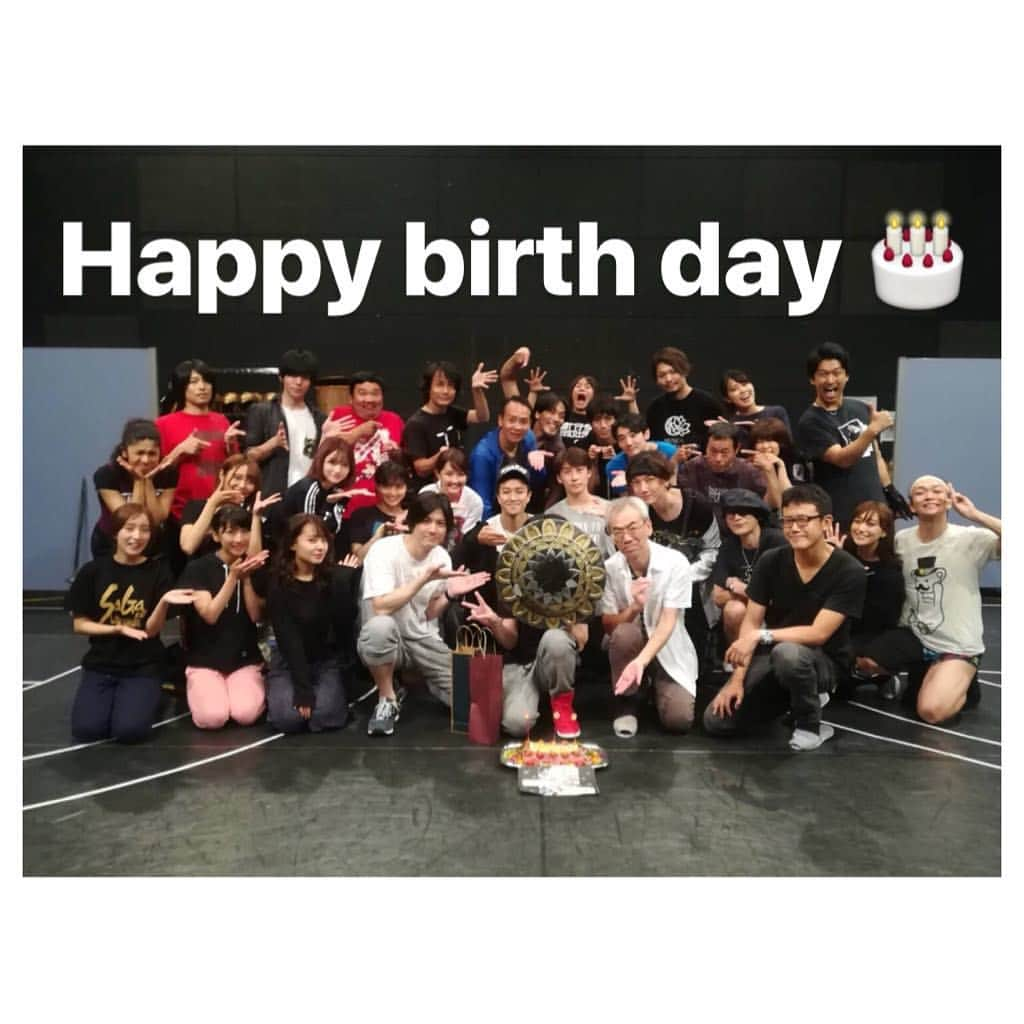 山田菜々さんのインスタグラム写真 - (山田菜々Instagram)「8月30日、佐藤アツヒロさんのお誕生日でした🎂 わたし演じるロックブーケのノエルお兄様😌🙌🏻 どうしたらいいのか迷っていたら「今ので大丈夫だよ」と声をかけてくれたり殺陣シーンの動画を後から見返せるようにとアツヒロさん自らムービーを撮ってくれたり本当に気さくで素敵な大先輩です✨ ノエルお兄様についていきます！！🤭 9月21日初日埼玉。 そこから東京、大阪と続きます。 ゲームをご存知の方も知らない方もストーリーを楽しんでいいだけたりひとつのステージとして楽しんでいただけると思います☺︎ ぜひ会場に観に来てください☺️ 今日もこれから稽古！がんばる🙋‍♀️ #ロマンシングサガ #ロマサガ2 #舞台 #サガステ #👑 #👾」9月1日 15時34分 - tannana.yamada