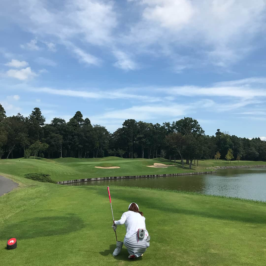 宮崎宣子さんのインスタグラム写真 - (宮崎宣子Instagram)「初めて行った麻倉ゴルフ倶楽部はコースも倶楽部ハウスも綺麗だし、ご飯は美味しいし、キャディーさんが親切丁寧👏👏👏 なのに、池ぽちゃの私。 この時に限って、あの捨てボールを使い忘れたのアホな私でした😭  #池ぽちゃ #麻倉ゴルフ倶楽部 #クラブハウスが綺麗 #golflove #golflife #golfswing #golfwear #archivio #golffashion #golfgirl #golfers」9月1日 15時54分 - miyazaki_nobuko