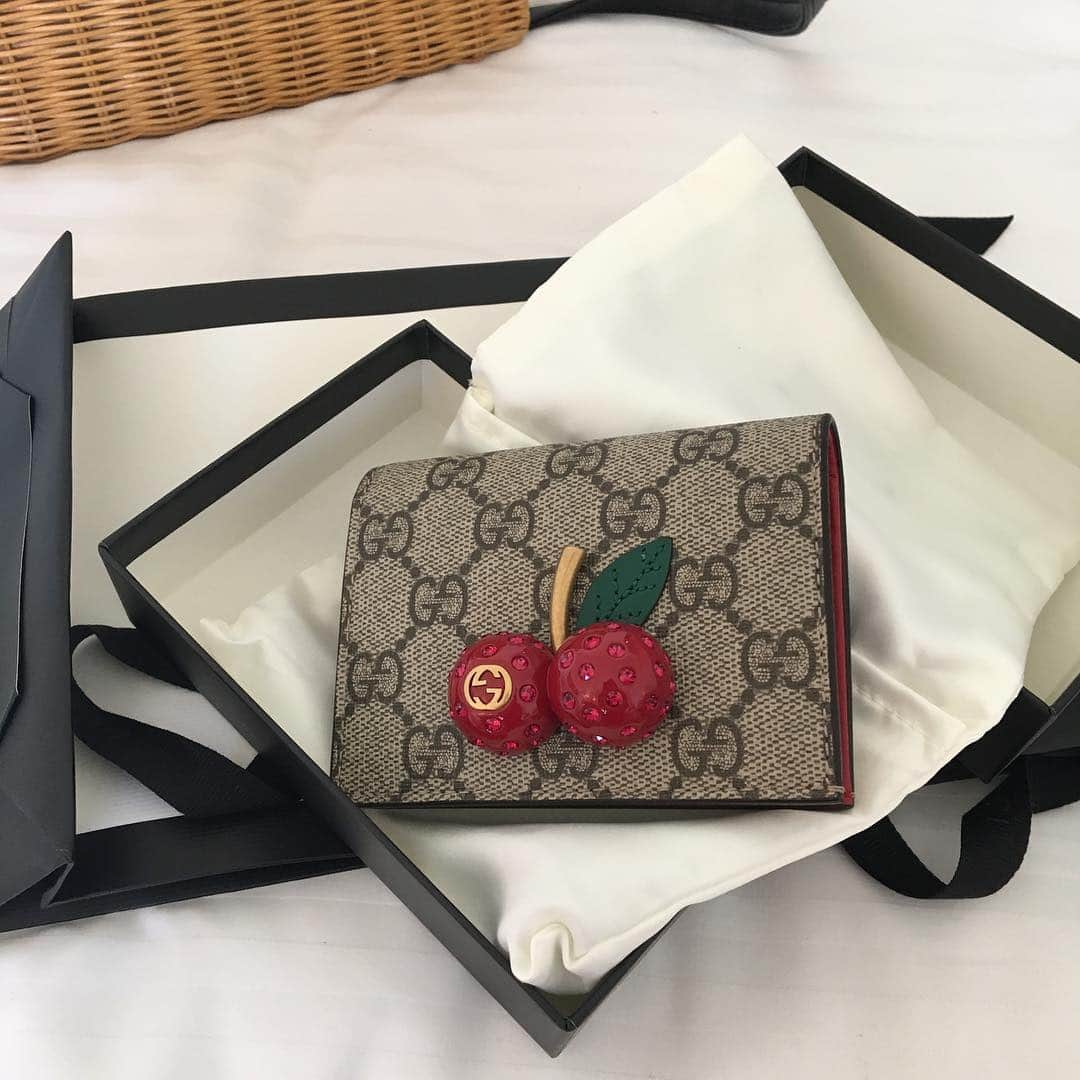 Hello♡のインスタグラム：「お財布壊れたから 新しいものに変えました〜🍒 #gucci  #wallet #🍒」