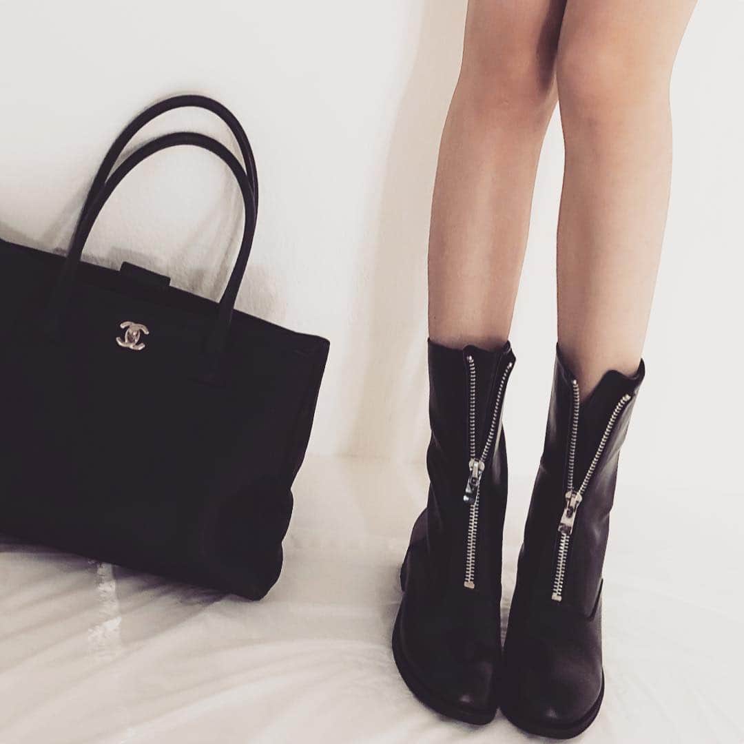 加賀美早紀さんのインスタグラム写真 - (加賀美早紀Instagram)「. 🕶🕶🕶 COOL 🕶🕶🕶 * * #bag #chanel @chanelofficial #boots #cenerentola @cenerentola_official #fashion #black」9月1日 16時14分 - kagami_saki