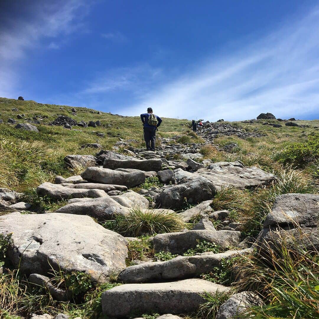 佐藤唯さんのインスタグラム写真 - (佐藤唯Instagram)「初！月山登山😊  #日本 #山形 #月山 #登山 #⛰ #実は #頂上まで行くのは#初めて #綺麗 #景色#辛い #けど #楽しい #母と #幸せ#山形大好き #❤️ #雲 #🌈 #初めて見た #japan #yamagata #mountain #hiking #beautiful #with #mom #happy」9月1日 16時22分 - y3u2i9