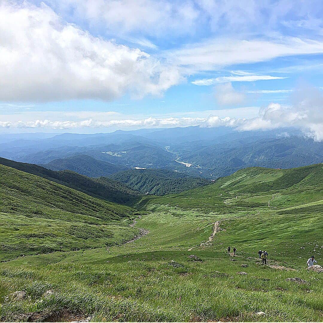 佐藤唯さんのインスタグラム写真 - (佐藤唯Instagram)「初！月山登山😊  #日本 #山形 #月山 #登山 #⛰ #実は #頂上まで行くのは#初めて #綺麗 #景色#辛い #けど #楽しい #母と #幸せ#山形大好き #❤️ #雲 #🌈 #初めて見た #japan #yamagata #mountain #hiking #beautiful #with #mom #happy」9月1日 16時22分 - y3u2i9