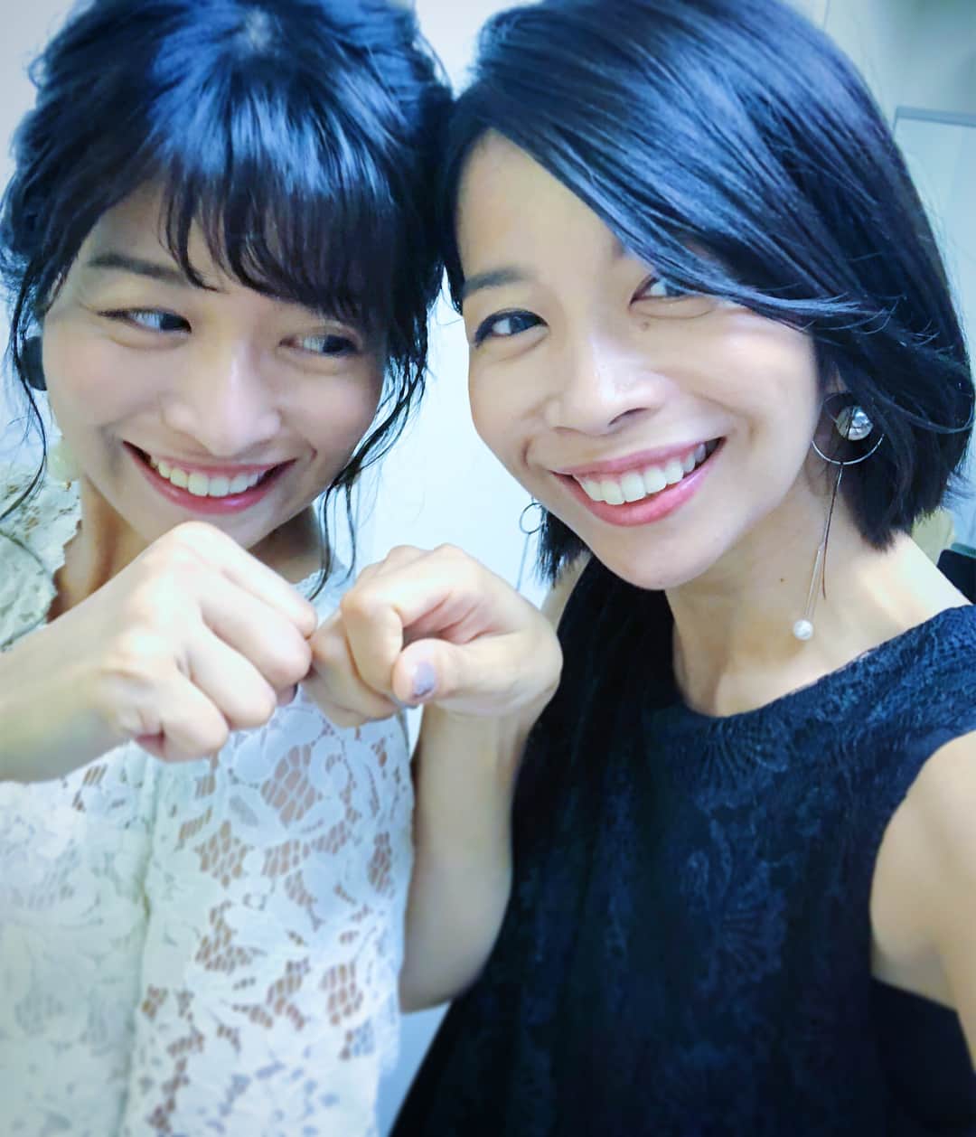 三倉佳奈さんのインスタグラム写真 - (三倉佳奈Instagram)「緊張から解き放たれた双子。笑  #終演後 #グータッチ  #ふたご」9月1日 18時52分 - kana_mikura0223