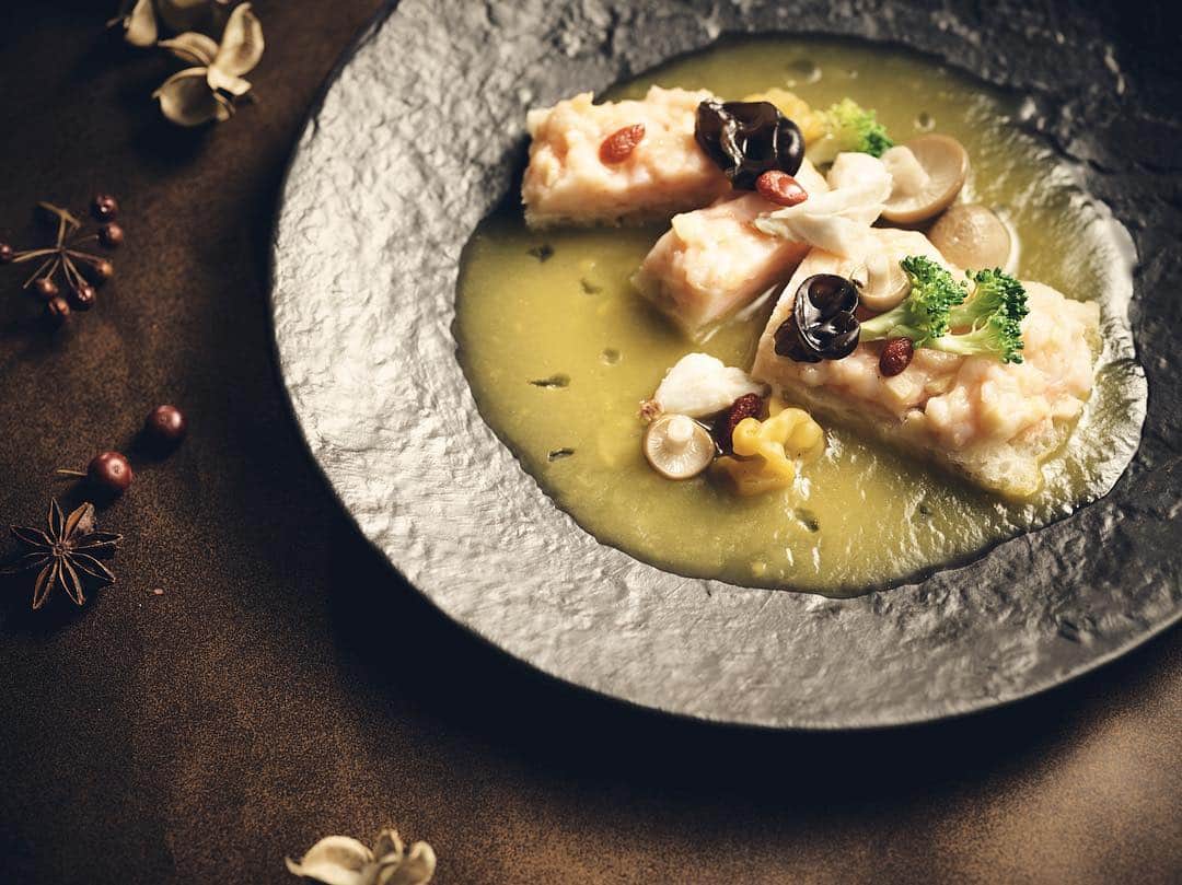 Conrad Tokyoのインスタグラム：「秋の素材を生かしたモダンチャイニーズメニュー。 http://ow.ly/Hotb30lE6wR Enjoy Chinese delights using fine autumn ingredients. #コンラッド東京 #ホテル #汐留 #東京 #日本 #チャイナブルー #秋 #グルメ #ディナ #中国料理 #中華 #ConradTokyo #StayInspired #Conrad #hotel #Tokyo #Japan #chinablue #dinner #autumn #Chinese #东京康莱德酒店 #콘래드도쿄」