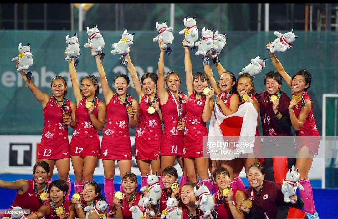 河村元美さんのインスタグラム写真 - (河村元美Instagram)「Asian games , first gold medal 🥇 taken and returned to Japan 🇯🇵 thank you sooo much for lots of messages and support ❤︎❤︎ #asiangames2018 #teamjapan🇯🇵 #さくらジャパン#ホッケー#アジア大会  次は東京２０２０💥💥」9月1日 18時29分 - motomi_35