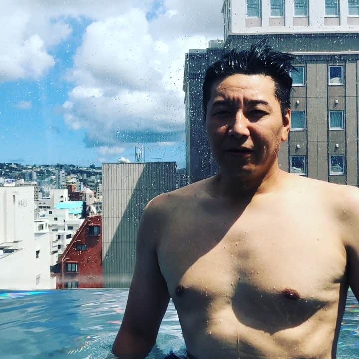 長田庄平のインスタグラム：「水中そろりそろり #沖縄 #プール #夏 #狂言 #浮り浮り #ホテルAQUATITTA那覇」