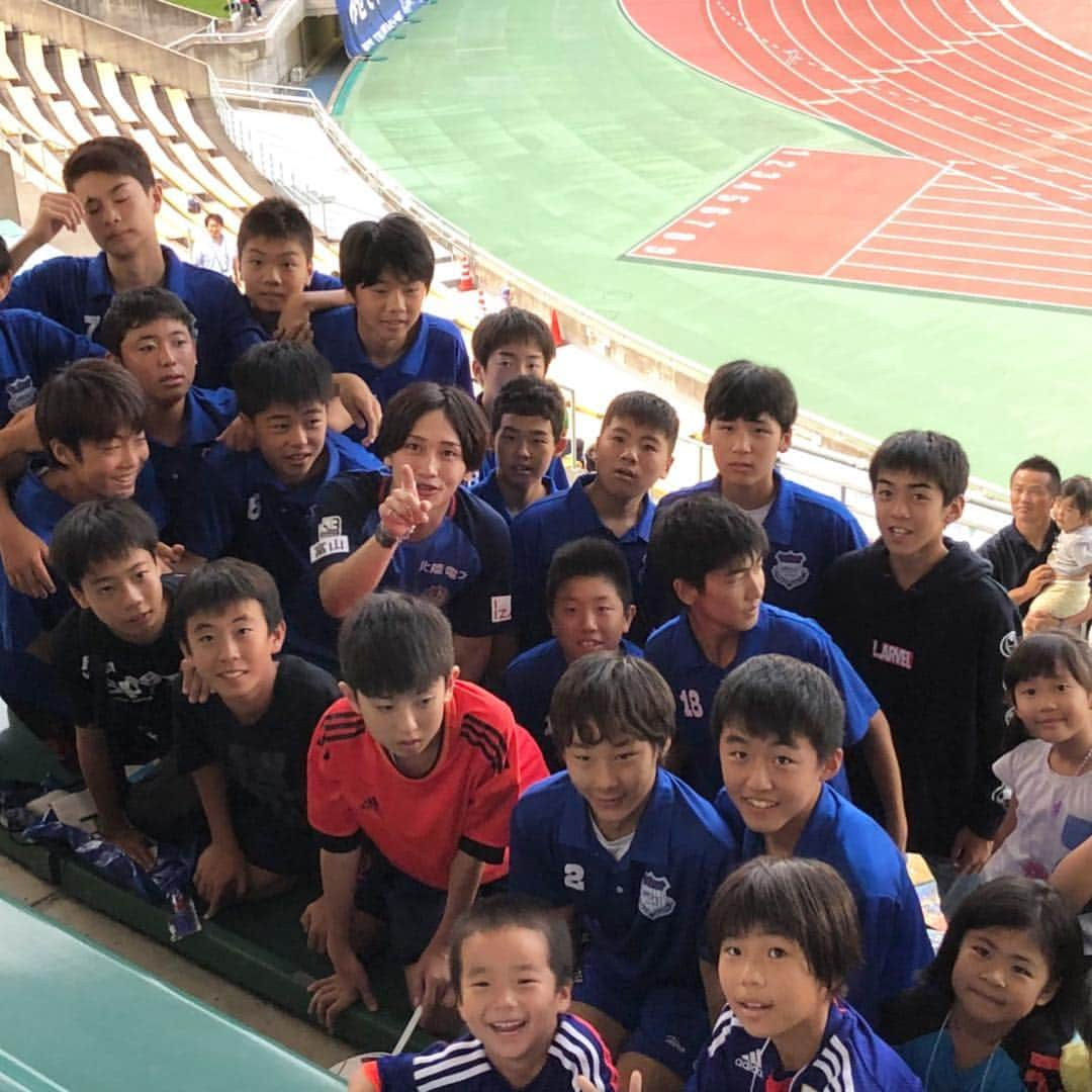 イザワオフィスのインスタグラム：「#松本岳 が地元富山に帰ってきました！ 今日は中学までお世話になった富山北FCの皆さんと一緒に、カターレ富山vsFC東京U23の試合を観戦しました。 両チームの選手、サポーター、スタッフの皆さん、お疲れ様でした！」