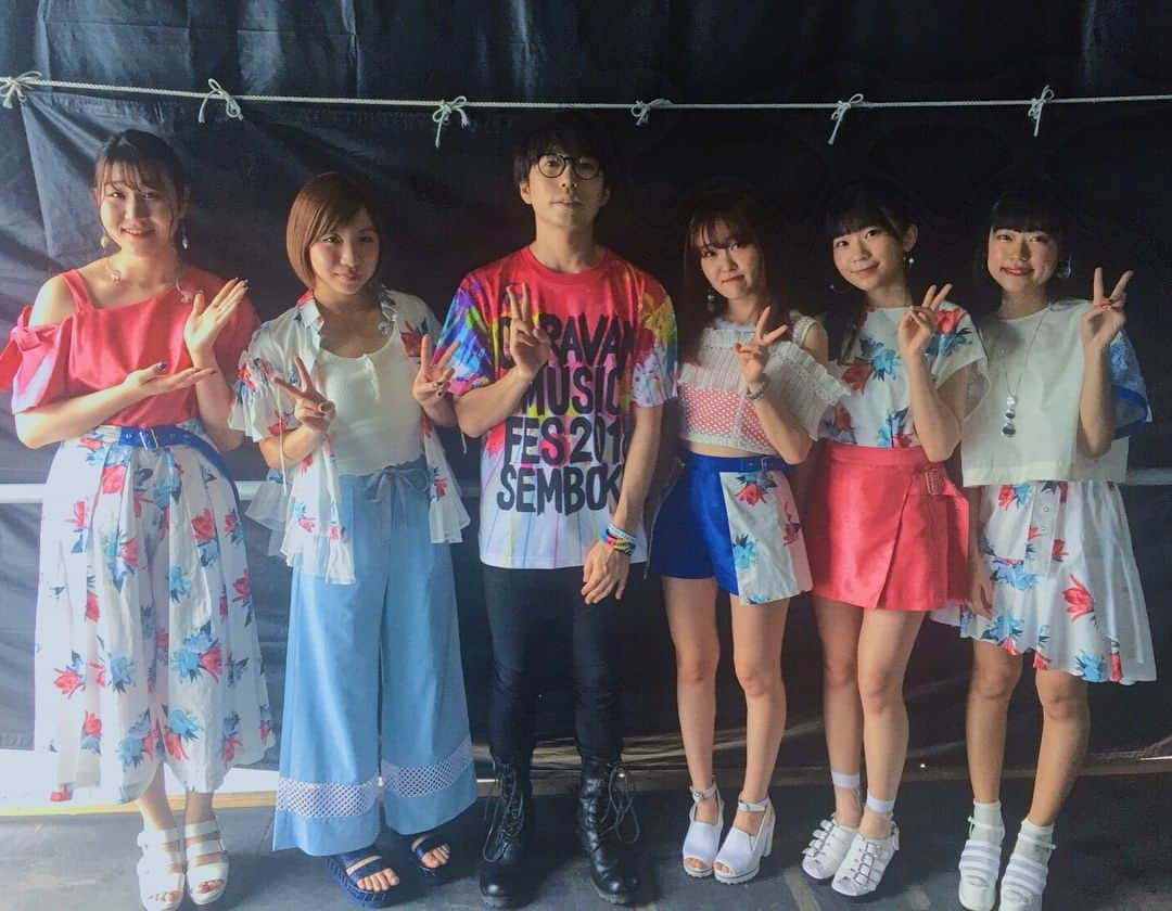 Little Glee Monsterさんのインスタグラム写真 - (Little Glee MonsterInstagram)「秋田CARAVAN MUSIC FES 2018🐶 秋田の皆さん 観に来て下さった皆さん  共演者の皆さん そして、主催者 #高橋優 さん👓 本当にありがとうございました❣️❣️❣️❣️❣️ また絶対秋田に来ます！！！！！ #秋田caravanmusicfes2018 #acmf #littlegleemonster #リトグリ #秋田県 #仙北市 #泣ぐ子はいねが👹  #エハラマサヒロ さん( @eharamasahiro ) #岡崎体育 さん ( @okazaki_taiiku ) #阿佐ヶ谷姉妹 さん とも記念に📸」9月1日 21時40分 - littlegleemonster_official