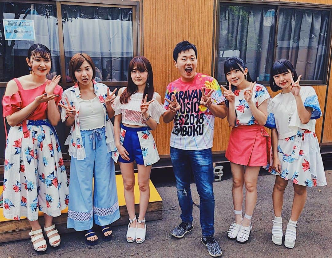 Little Glee Monsterさんのインスタグラム写真 - (Little Glee MonsterInstagram)「秋田CARAVAN MUSIC FES 2018🐶 秋田の皆さん 観に来て下さった皆さん  共演者の皆さん そして、主催者 #高橋優 さん👓 本当にありがとうございました❣️❣️❣️❣️❣️ また絶対秋田に来ます！！！！！ #秋田caravanmusicfes2018 #acmf #littlegleemonster #リトグリ #秋田県 #仙北市 #泣ぐ子はいねが👹  #エハラマサヒロ さん( @eharamasahiro ) #岡崎体育 さん ( @okazaki_taiiku ) #阿佐ヶ谷姉妹 さん とも記念に📸」9月1日 21時40分 - littlegleemonster_official