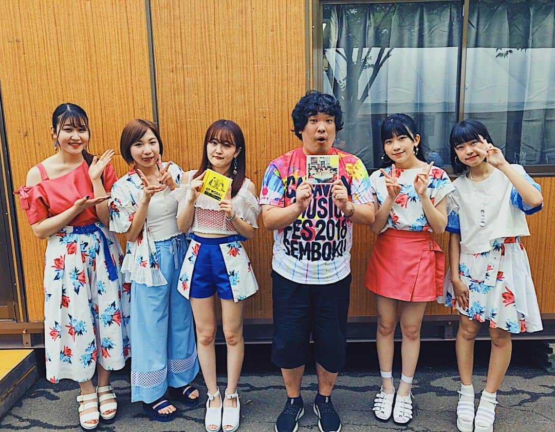 Little Glee Monsterさんのインスタグラム写真 - (Little Glee MonsterInstagram)「秋田CARAVAN MUSIC FES 2018🐶 秋田の皆さん 観に来て下さった皆さん  共演者の皆さん そして、主催者 #高橋優 さん👓 本当にありがとうございました❣️❣️❣️❣️❣️ また絶対秋田に来ます！！！！！ #秋田caravanmusicfes2018 #acmf #littlegleemonster #リトグリ #秋田県 #仙北市 #泣ぐ子はいねが👹  #エハラマサヒロ さん( @eharamasahiro ) #岡崎体育 さん ( @okazaki_taiiku ) #阿佐ヶ谷姉妹 さん とも記念に📸」9月1日 21時40分 - littlegleemonster_official