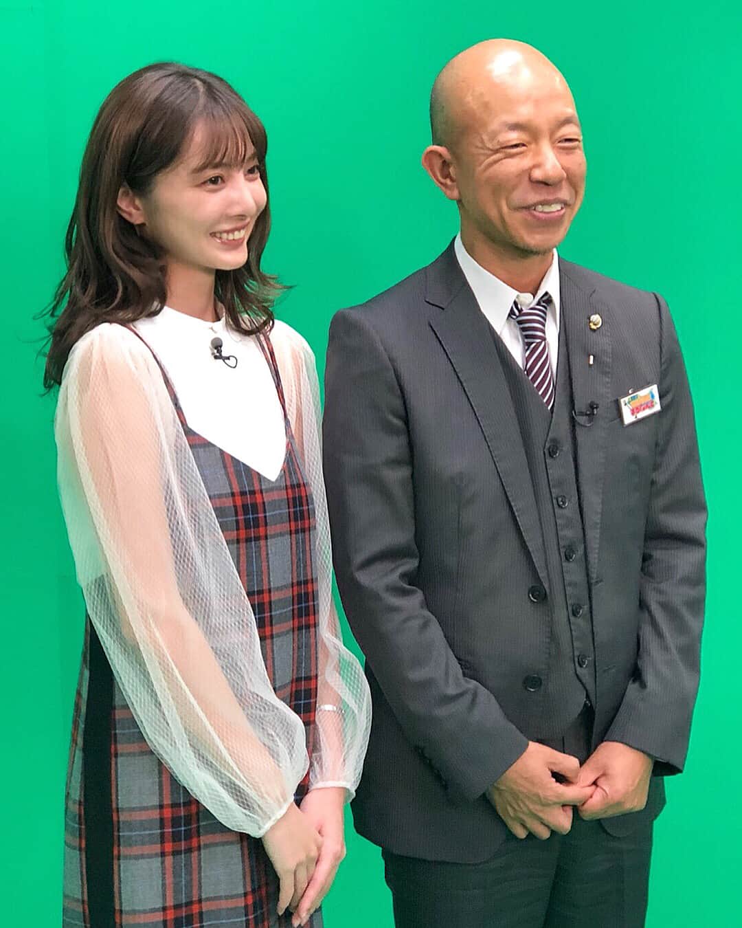 大石絵理のインスタグラム：「TGCありがとうございました💛 雨がすごいので、来てくれたみなさま気をつけて帰ってくださいね☔️ そして今夜は陸海空 地球征服するなんて🌏 22:10〜はじまります！この地球上で一番有名な日本人は誰だ⁉︎ロシア編です🇷🇺 写真は小峠さんと番組用の撮影をしたときのものです😂 1枚目、スタッフさんから小峠さんもう少し自然な笑顔でお願いします、と言われ、2枚目！いい感じ🙆‍♀️笑 楽しくやってます😂 終わると噂されていた中、来週はまたスペシャルもありますよ🧡🧡笑 Tops @aula_official  One piece @grace_continental.div  Earrings @enasoluna_official  Heels @ysl  Stylist @df4810  #衣装3枚目にもタグ付けしてます❤︎」
