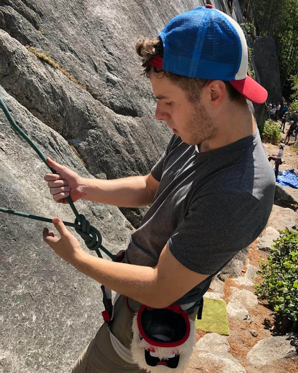 Nolan Gouldのインスタグラム：「Don't worry the beard is getting shaved as soon as I'm out of nature 😑 Last minute climbing session on the way out of Whistler.」