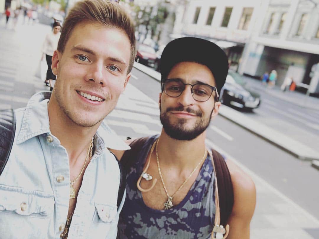 ニキータ・カツァラポフのインスタグラム：「С братишкой @barielloivan встретились 💪🏼 #bro」
