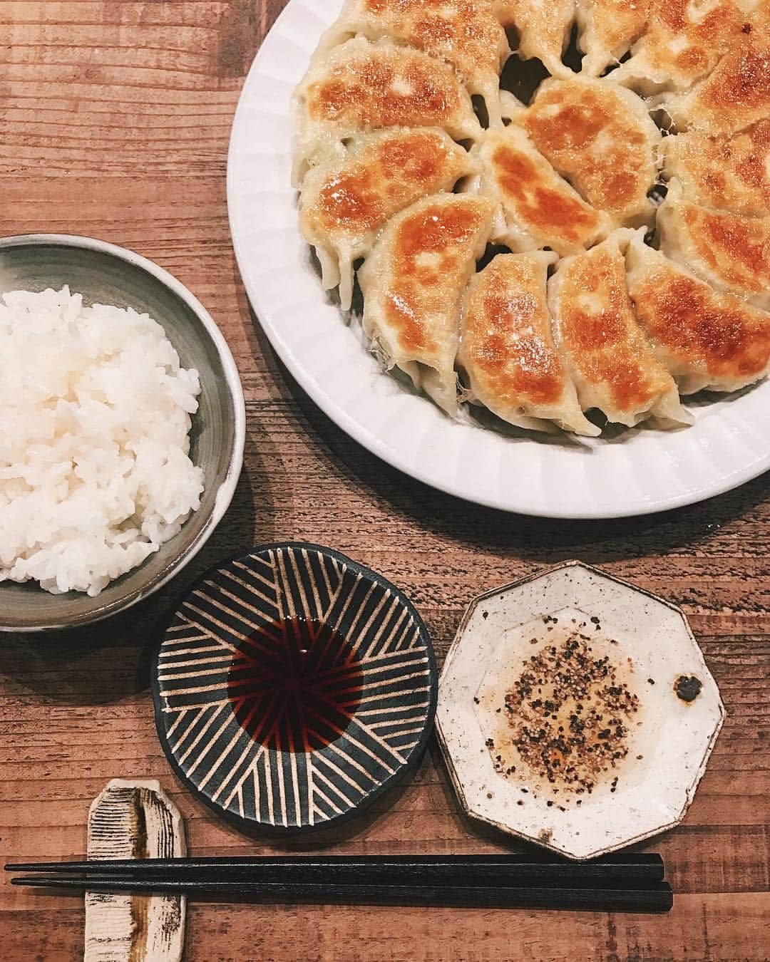 瀬戸晴加のインスタグラム：「久しぶりの投稿は餃子。いつものダシダと干し椎茸入りの豚肉餃子に、少しだけお試しでパクチーとナンプラーを入れたエスニック餃子もトライ。具材粗めでザクザクの餡に。STAUBで炊いた炊きたてのご飯に載せて、一皿15個一人でペロッと食べちゃいました🤦🏻‍♀️笑  #japan #tokyo #food #japanesefood #lifestyle #coocking #dinner #favorite #餃子 #ギョウザ #自炊 #一人暮らしごはん #器 #うつわ #酢コショウ #焼くときはオリーブオイル #今回はエビ抜き」